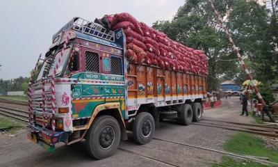 হিলি স্থলবন্দর দিয়ে ঢুকল ১২৩ টন ভারতীয় পেঁয়াজ