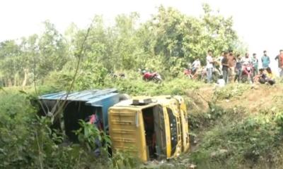 গাংনীর সড়কে গাছ ফেলে গণডাকাতি