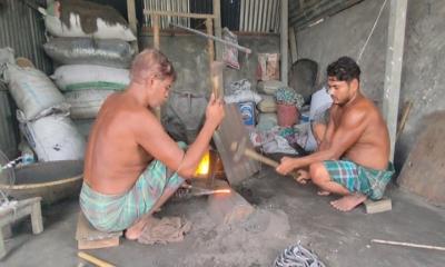 ব্রাহ্মণবাড়িয়ায় কামার শিল্পে চলছে দুর্দিন, হুমকির মুখে প্রাচীন শিল্প