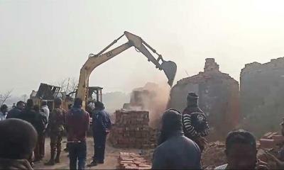 লালপুরে ৫ অবৈধ ইটভাটা গুড়িয়ে দিল পরিবেশ অধিদপ্তর