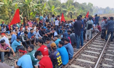 বিশ্ববিদ্যালয়ের নাম পছন্দ না হওয়ায় রেললাইন অবরোধ করল শিক্ষার্থীরা