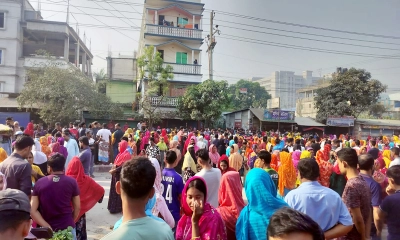 বকেয়া বেতন না দিয়ে হঠাৎ কারখানা বন্ধ, শ্রমিকদের বিক্ষোভ