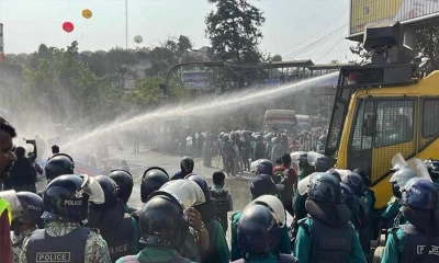 উত্তপ্ত শাহবাগ: পুলিশের লাঠিচার্জ, সাউন্ডগ্রেনেড নিক্ষেপ