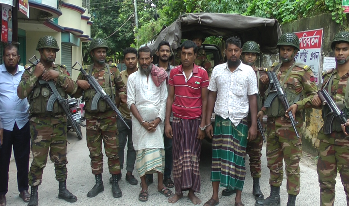 চুয়াডাঙ্গায় যৌথ বাহিনীর অভিযানে তিন মাদক ব্যবসায়ী গ্রেপ্তার