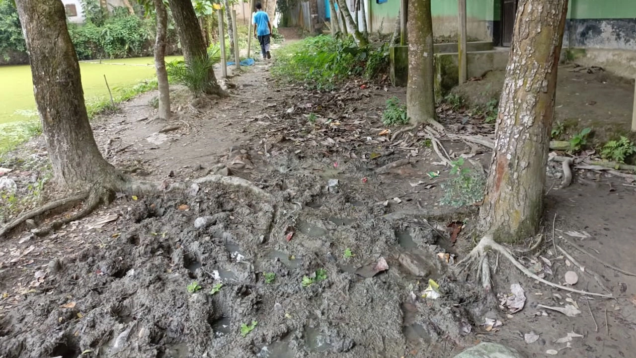 শুকনো মৌসুমেও সড়কে খানাখন্দ, বিপাকে পথচারী