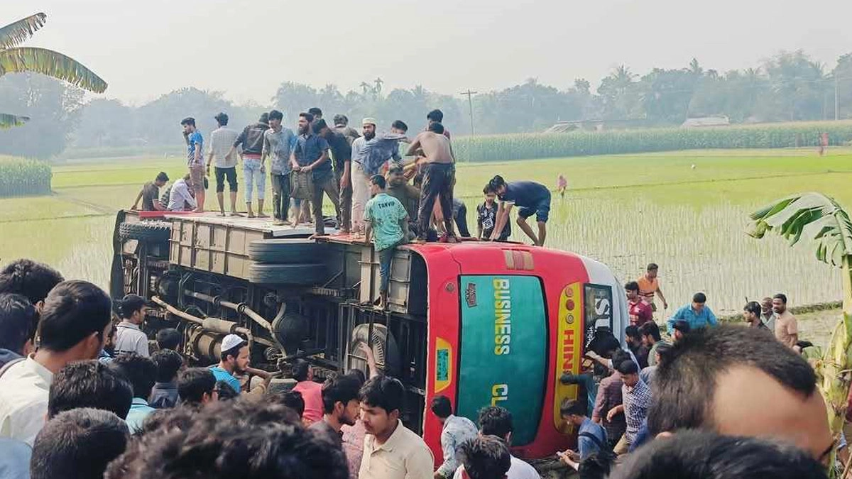 ইসলামী বিশ্ববিদ্যালয়ের বাস উল্টে ২০ শিক্ষার্থী আহত