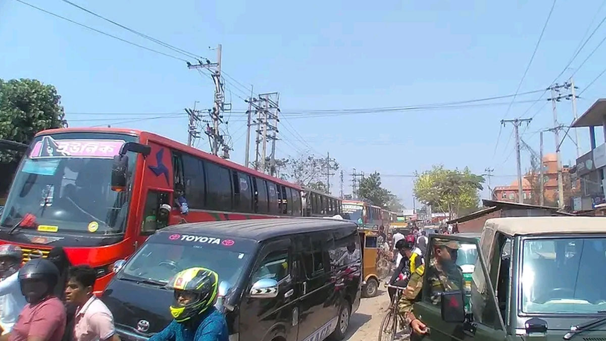 মারামারি থামাতে গিয়ে হামলার শিকার ববি শিক্ষার্থী, সড়ক অবরোধ