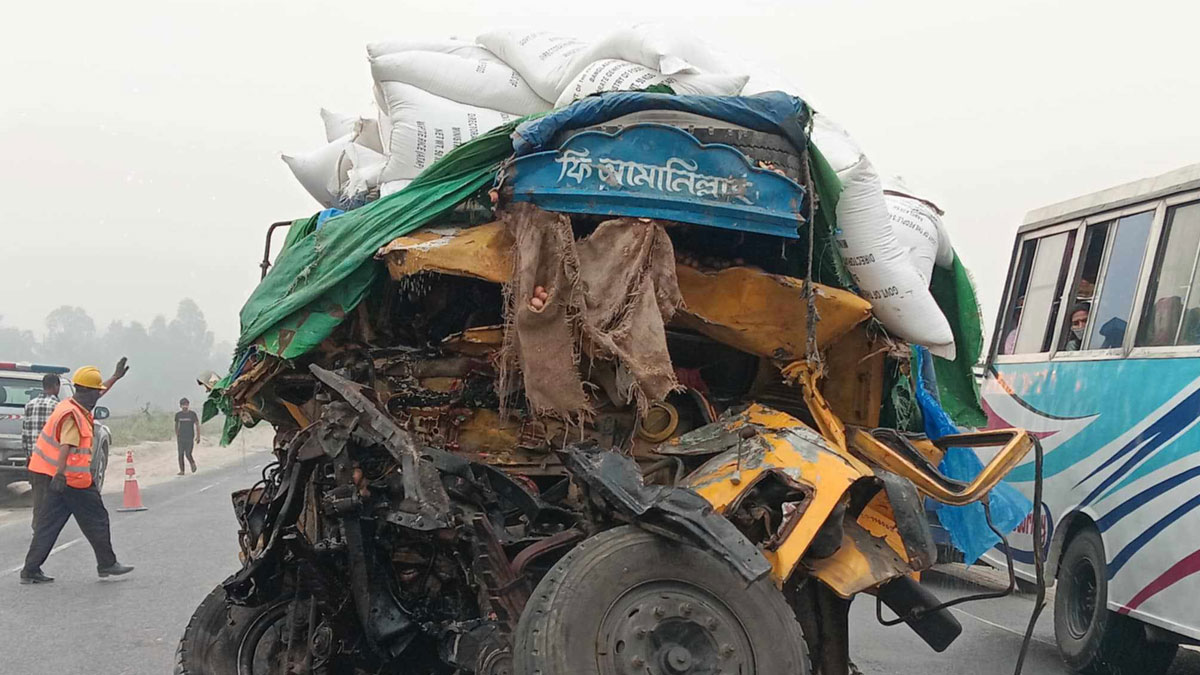 কালিহাতীতে ২ ট্রাকের মুখোমুখি সংঘর্ষে চালক নিহত