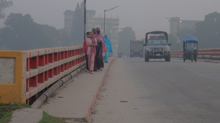 পঞ্চগড়ে শীতের আগাম বার্তা, দেখা মিলছে কুয়াশা