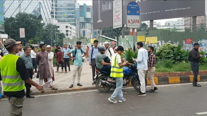 ট্রাফিকের দায়িত্বে শিক্ষার্থীরা অনেকেই আইন মানতে চায় না