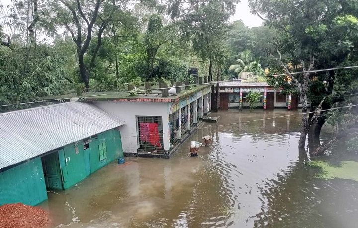 লাকসামে বন্যার পানি নামছে ধীরে এখনও বাড়ি ফেরেনি অনেকেই