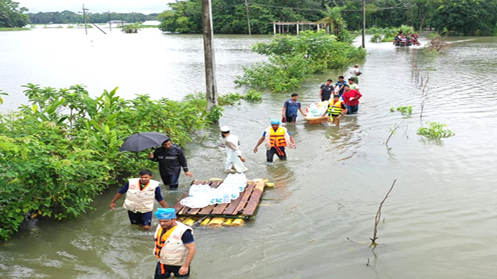 বন্যার্তদের ঢাকা কমিউনিটি হাসপাতালের ত্রাণ বিতরণ