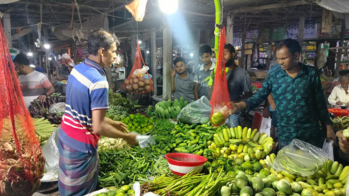 পলাশে লাগামহীন নিত্যপণ্যের বাজার