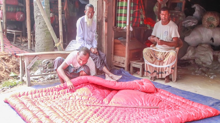 লেপ-তোষক তৈরিতে ব্যস্ত গাবতলীর কারিগররা