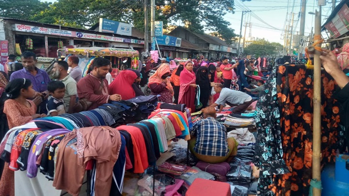 ঘোড়াশালে ফুটপাতে জমে উঠেছে শীতবস্ত্রের বেচাকেনা