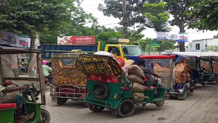 সরু রাস্তা ও নেই ট্রাফিক; ভোগান্তিতে হাসপাতালে আসা রোগী ও পথচারী