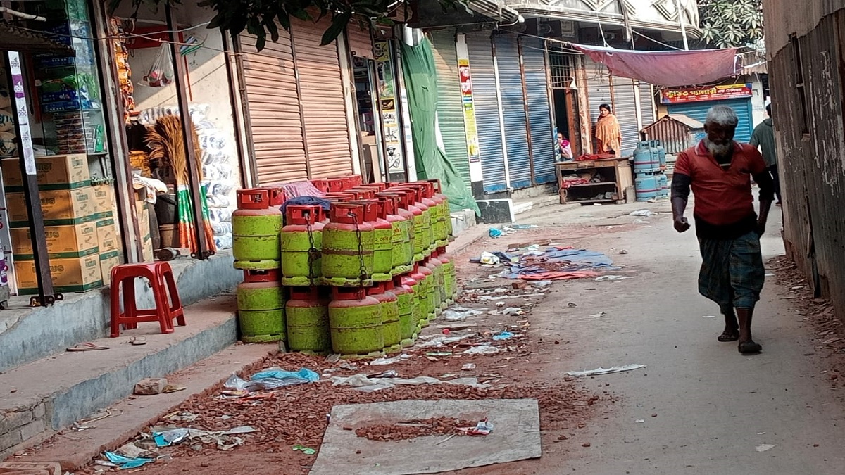 নিয়ম-নীতির তোয়াক্কা না করে কালিয়াকৈরে সর্বত্র বিক্রি করা হচ্ছে সিলিন্ডার গ্যাস