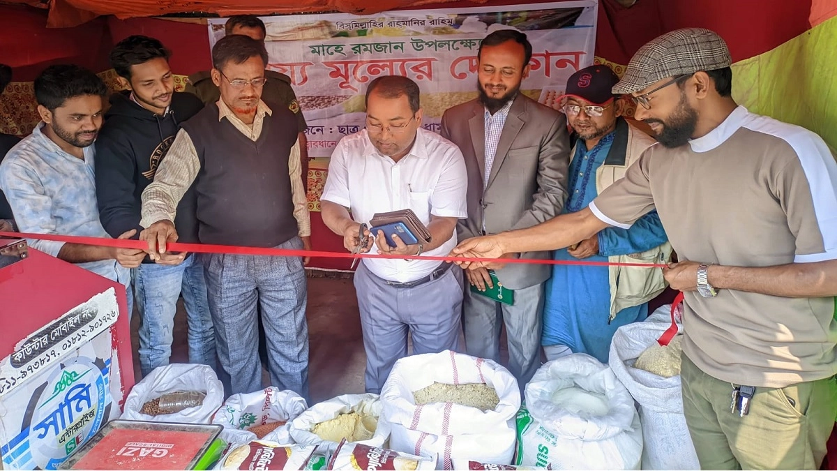 ধামইরহাটে রমজানে ন্যায্য মূল্যের দোকান উদ্বোধন ইউএনও‘র