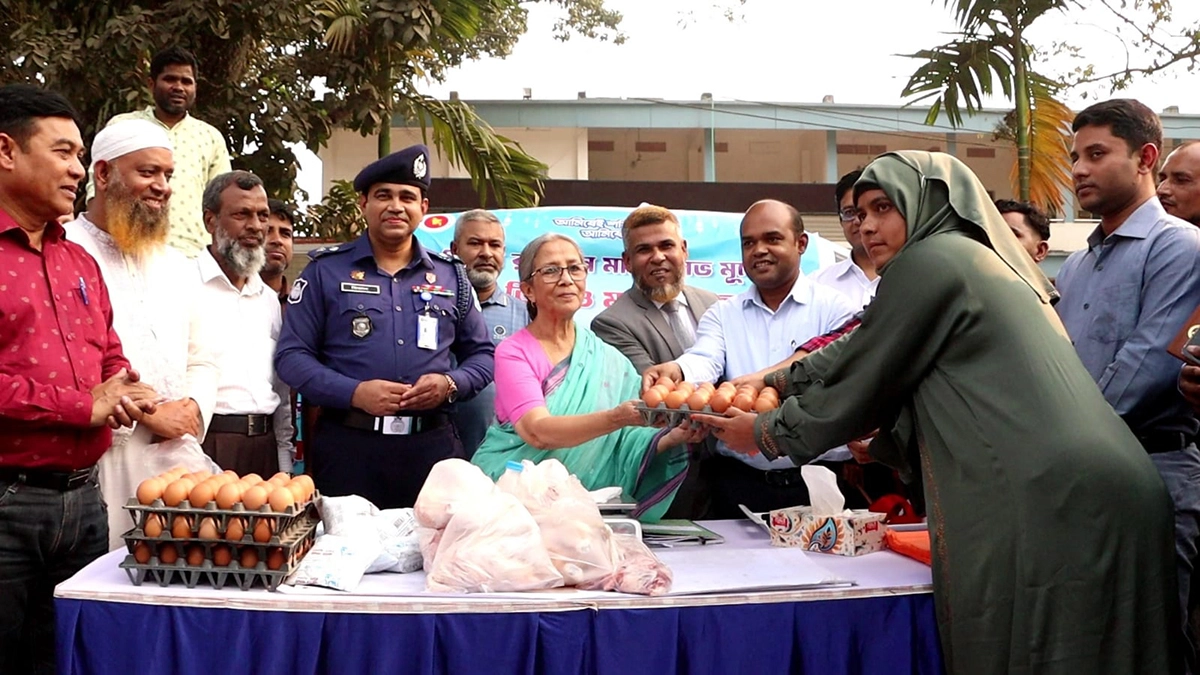 টাঙ্গাইলে সুলভ মূল্যে গরুর মাংস, দুধ ও ডিম বিক্রি শুরু