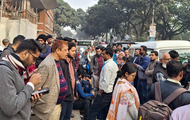 অন্তর্ভুক্তির দাবিতে সচিবালয়ের সামনে ৪৩তম বিসিএসে বাদ পড়ারা