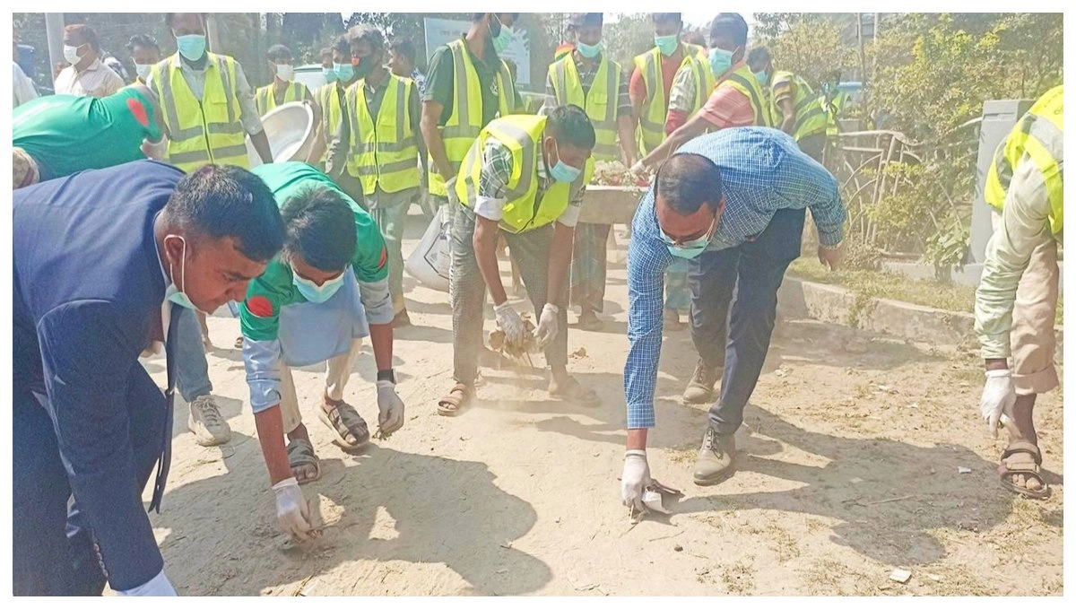 নিজ হাতে আবর্জনা পরিষ্কার করলেন পৌর প্রশাসক