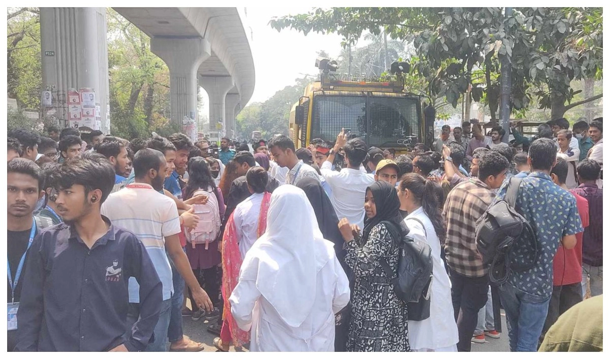 ধর্ষকের সর্বোচ্চ শাস্তির দাবিতে রাজধানীতে শিক্ষার্থীদের অবস্থান