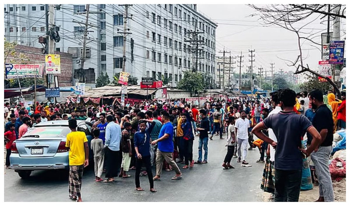 ঈদ বোনাসের দাবিতে মহাসড়ক অবরোধ