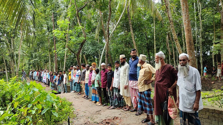 সড়ক সংস্কারের দাবিতে মানববন্ধন