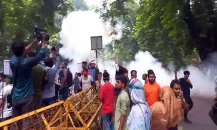 ৩৫ প্রত্যাশীদের ছত্রভঙ্গ করতে টিয়ারশেল নিক্ষেপ