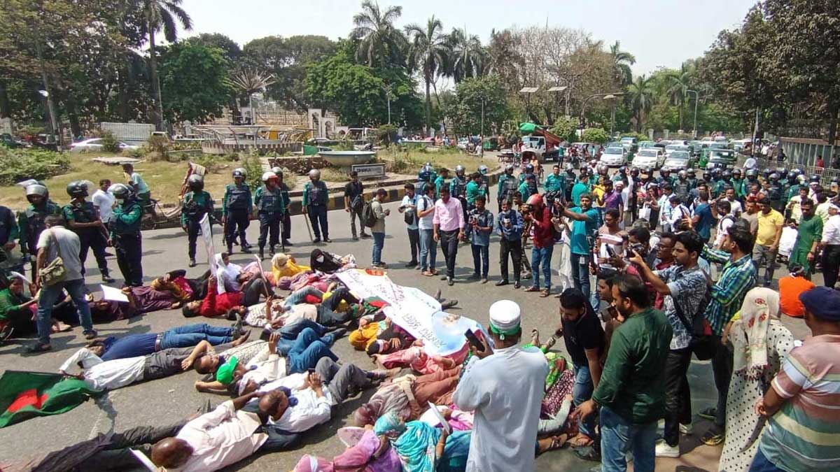 সড়কে শুয়ে পড়েছেন শিক্ষকরা, বন্ধ যান চলাচল