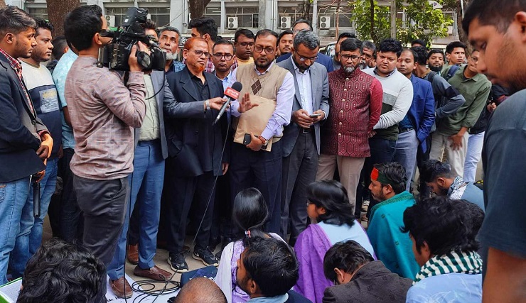 শিক্ষার্থীদের অনশনে একাত্মতা জানালো জবি শিক্ষক সমিতি