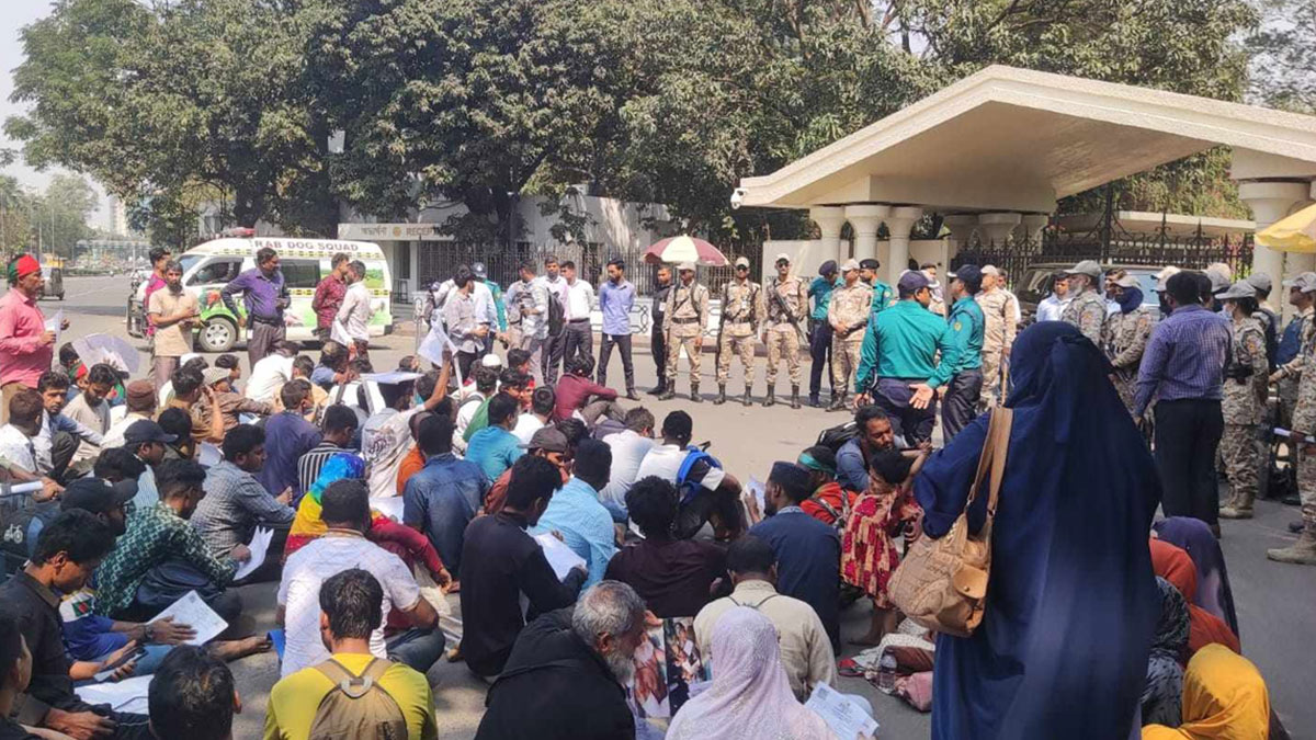 প্রধান উপদেষ্টার কার্যালয়ের সামনে জুলাই আন্দোলনে আহতরা