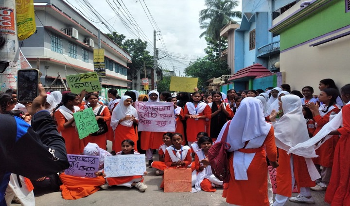 কুষ্টিয়ায় শিক্ষকের বিরুদ্ধে তৃতীয় দিনের মত ছাত্রীদের বিক্ষোভ