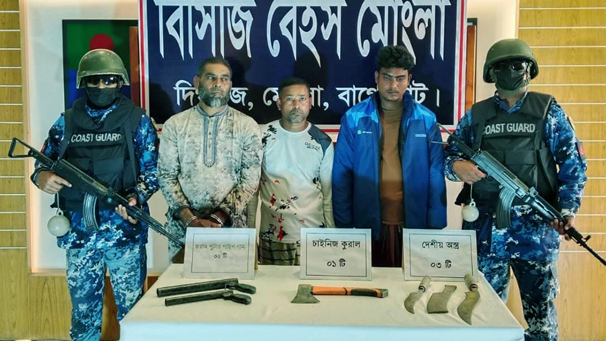 খুলনায় অস্ত্রসহ ৩ সন্ত্রাসী আটক