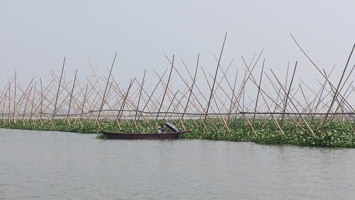 ধনাগোদা নদীতে ৬ শতাধিক অবৈধ ফাঁদ