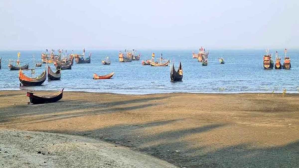 ট্রলারসহ ৫৬ জেলেকে ধরে নিয়ে গেছে আরাকান আর্মি