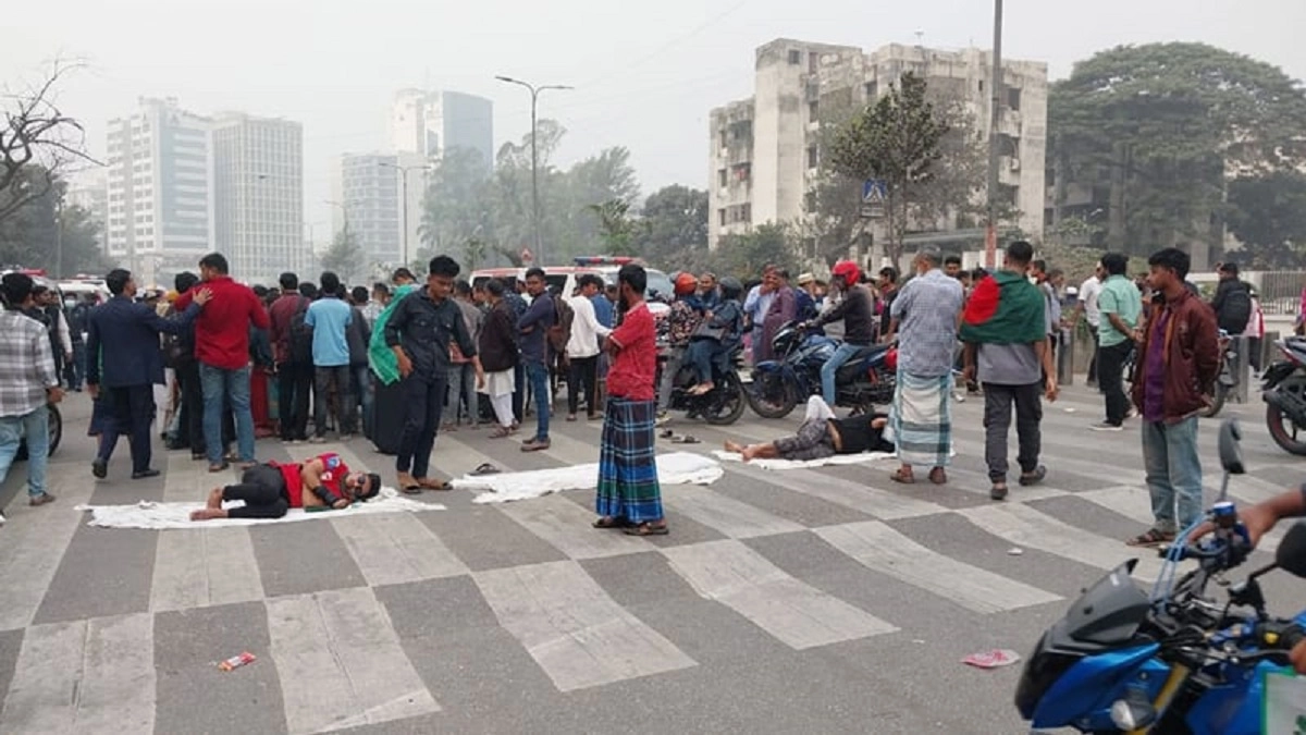 সড়ক অবরোধ করলেন আন্দোলনে আহতরা