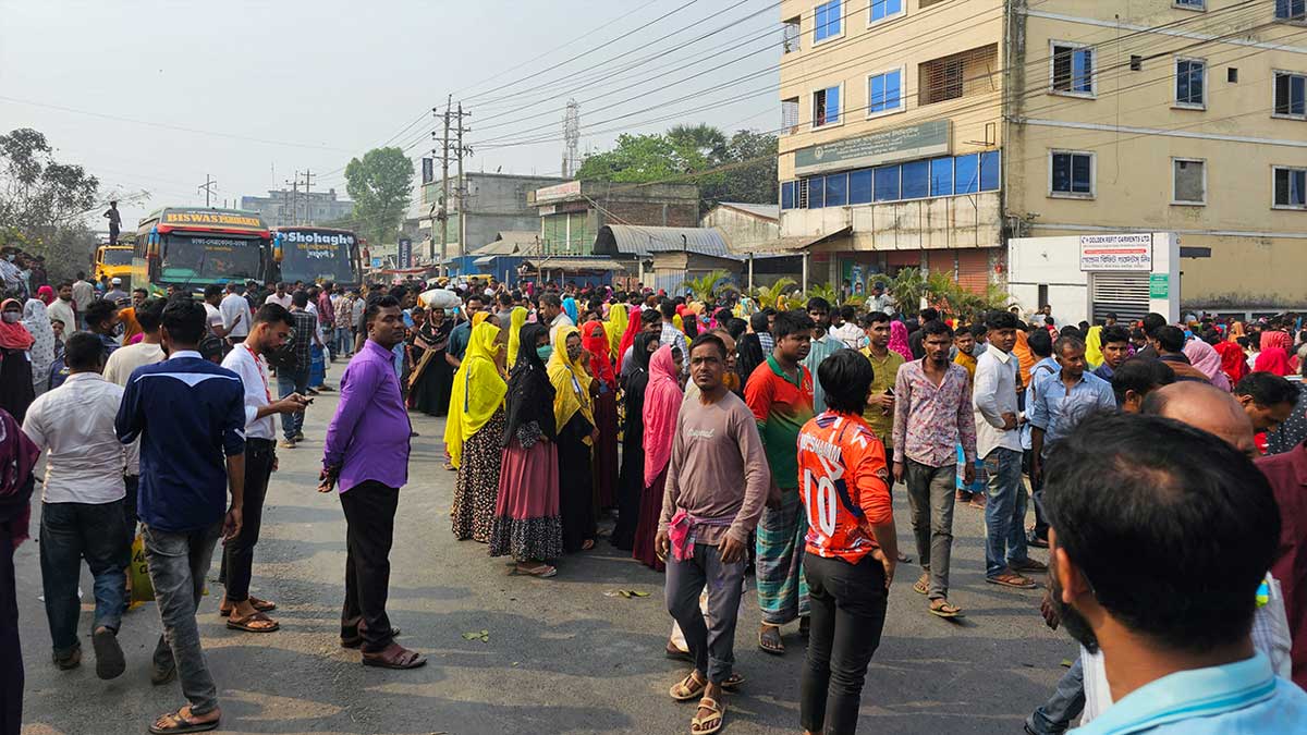 দুর্ঘটনায় নারী শ্রমিকের মৃত্যু, ঢাকা-ময়মনসিংহ মহাসড়ক অবরোধ