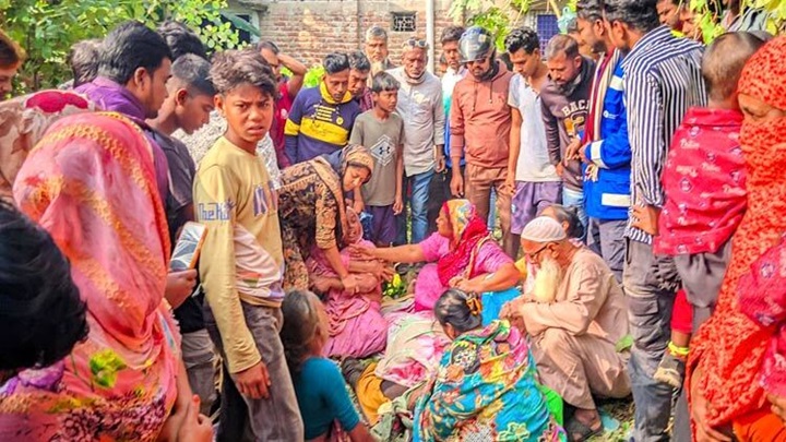 ঈশ্বরদীতে মানিক হত্যাকাণ্ডে নারী গ্রেপ্তার