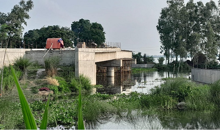 দুর্গাদহ নদীতে সেতু নির্মাণ কাজ বন্ধ: দুর্ভোগে স্থানীয়রা