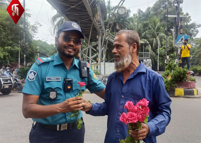 ট্রাফিক পুলিশ সদস্যদের ফুল দিয়ে বরণ