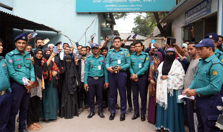 ৫৩ মোবাইল ফোন উদ্ধার করে মালিকদেরকে বুঝিয়ে দিলো ডিএমপি