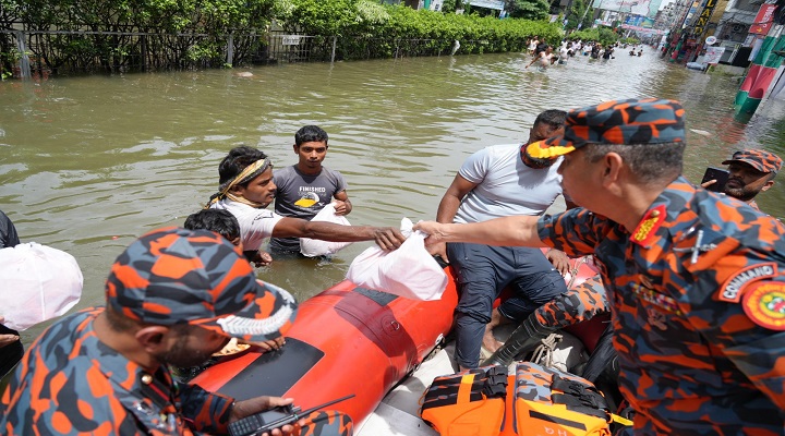 বন্যাদুর্গতদের উদ্ধারকাজ পরিদর্শনে ফায়ার সার্ভিস মহাপরিচালক