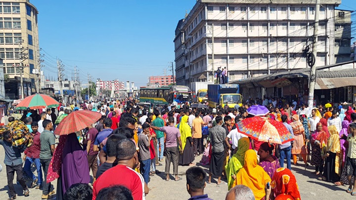 টানা তৃতীয় দিনের মতো চলছে শ্রমিকদের অবরোধ