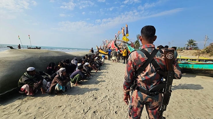 মাছ ধরার নৌকায় বাংলাদেশে এলো আরও ৩৬ রোহিঙ্গা