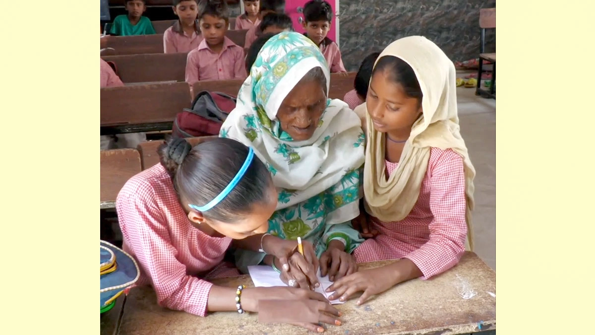 ৯২ বছর বয়সে স্কুলে ভর্তি হলেন সালিমা