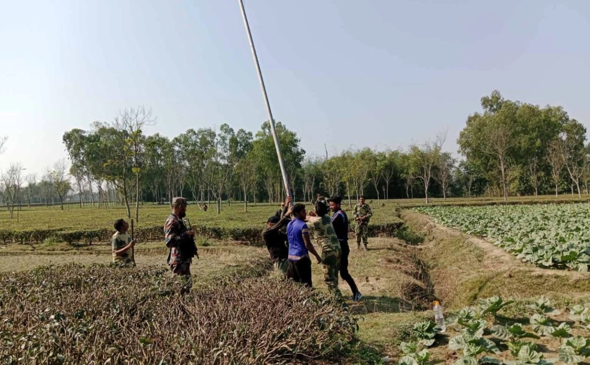 সীমান্তে বিএসএফ’র খুঁটি-সার্চলাইট স্থাপন বন্ধ করল বিজিবি