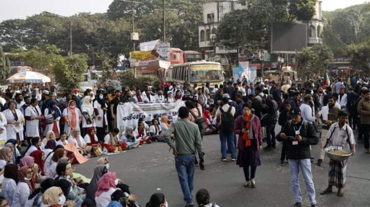 শাহবাগ অবরোধ করেছেন ট্রেইনি চিকিৎসকরা