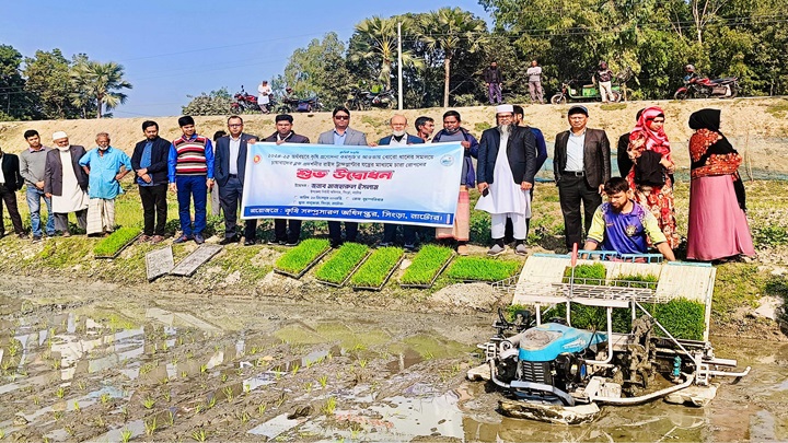 রাইস ট্রান্সপ্লান্টার যন্ত্রের মাধ্যমে  ধান রোপণ