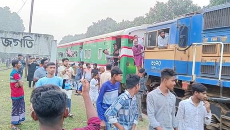 কুষ্টিয়ায় জগতি স্টেশনে বেনাপোল এক্সপ্রেস আটকে বিক্ষোভ